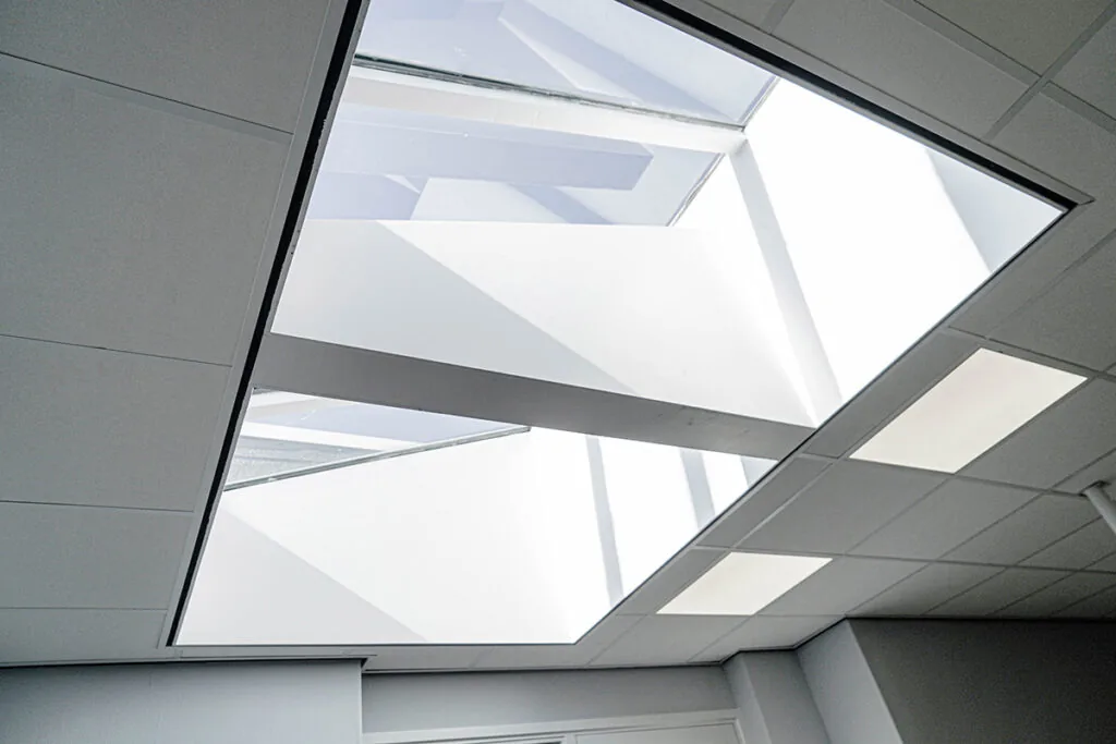 Lichtinval via moderne dakramen in een plafond aan de Burgemeester van Karnebeeklaan.